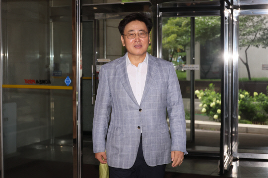 유상임 과학기술정보통신부 장관 후보자가 서울 종로구에 마련된 인사청문회준비단 사무실로 출근하고 있다. 연합뉴스